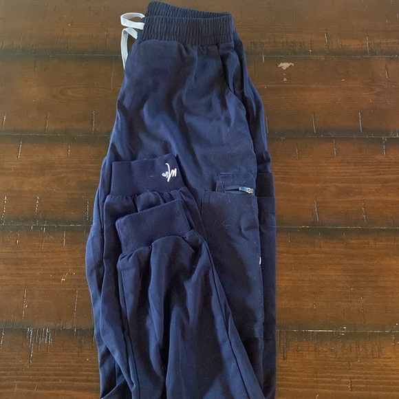 MIM Scrub Set. Dark navy. Top: xxs Bottom: xs. Never worn. No tags. - Picture 4 of 6